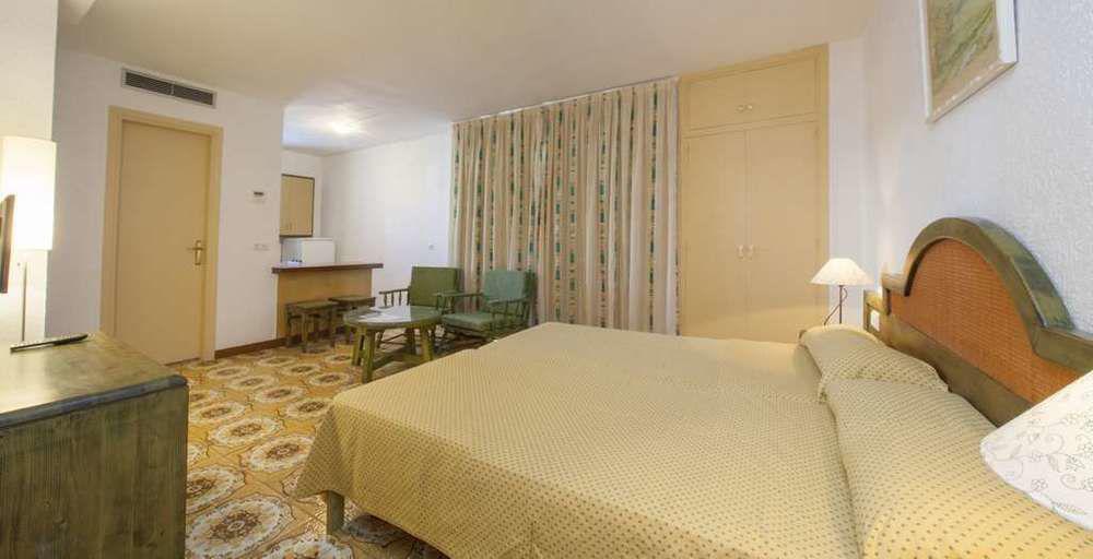 Apartamentos Bon Lloc Santa Eularia des Riu Buitenkant foto