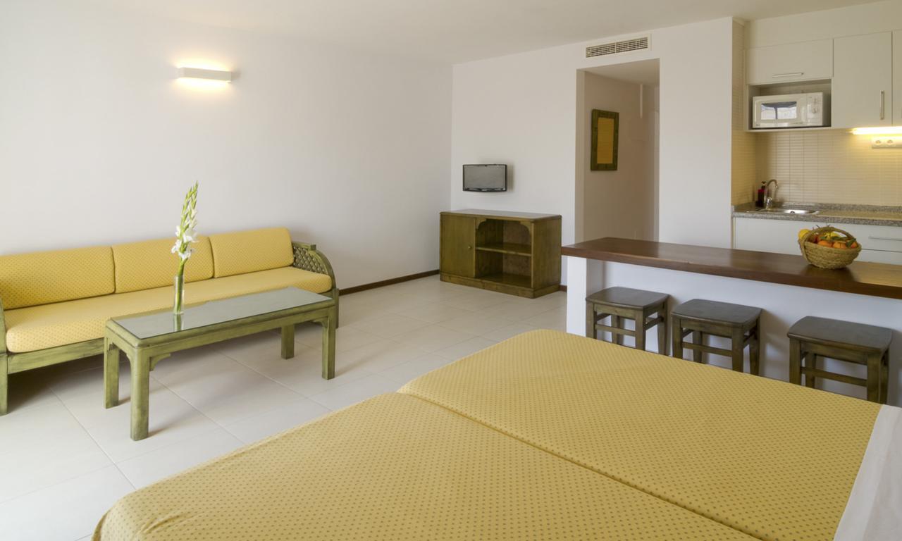 Apartamentos Bon Lloc Santa Eularia des Riu Buitenkant foto