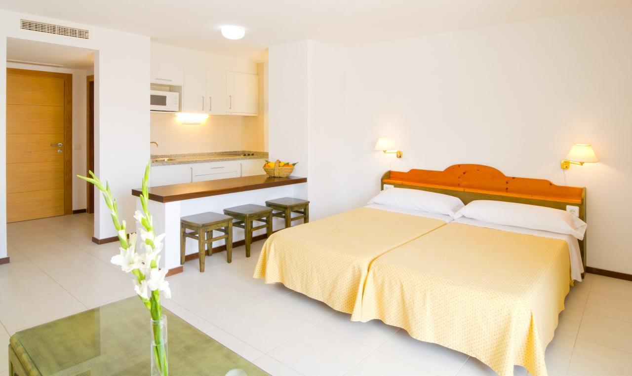Apartamentos Bon Lloc Santa Eularia des Riu Buitenkant foto