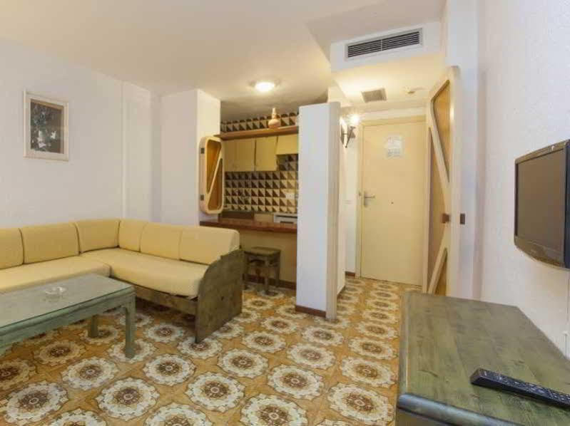Apartamentos Bon Lloc Santa Eularia des Riu Buitenkant foto