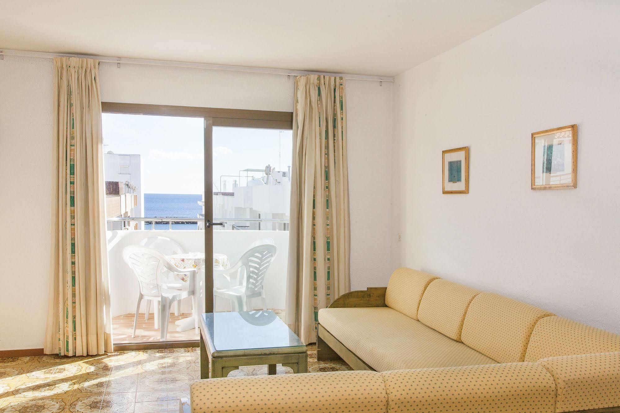 Apartamentos Bon Lloc Santa Eularia des Riu Buitenkant foto