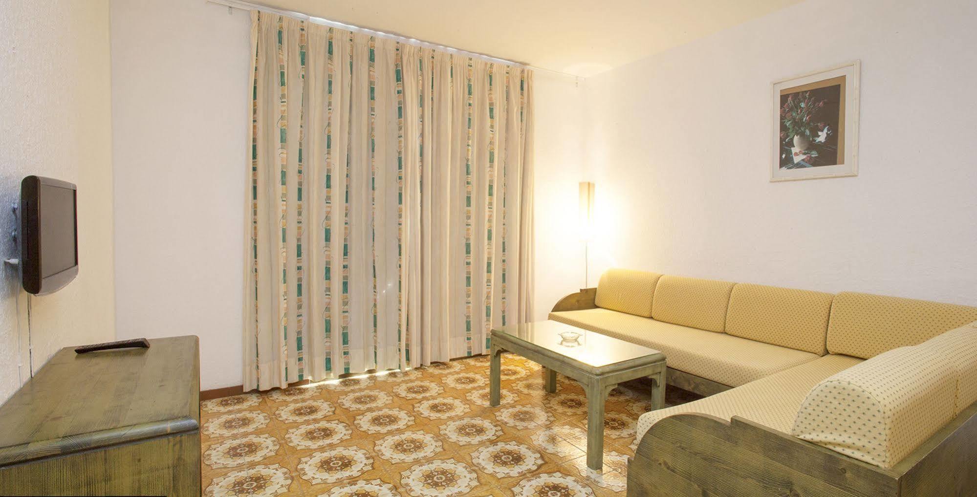Apartamentos Bon Lloc Santa Eularia des Riu Buitenkant foto
