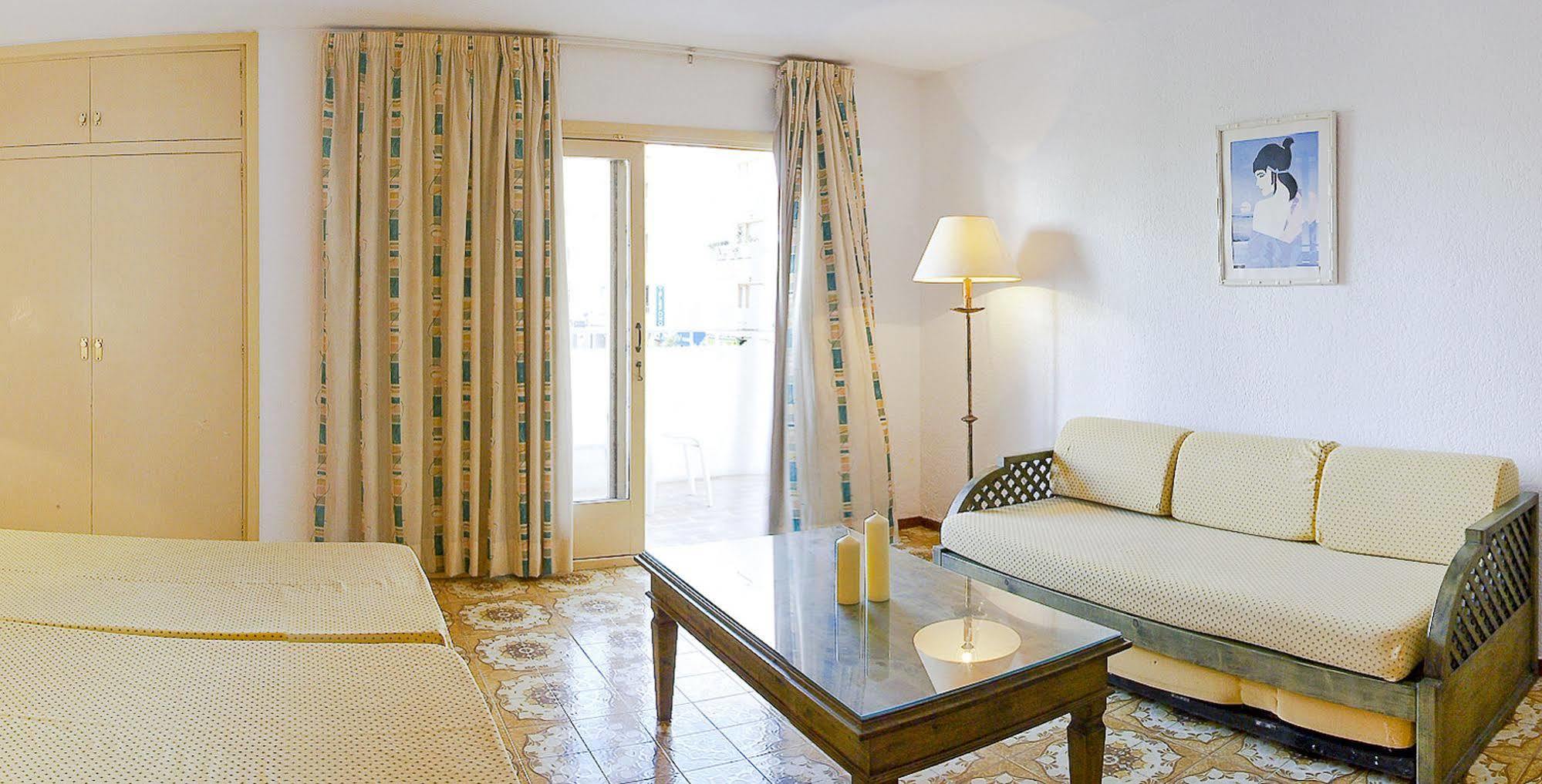 Apartamentos Bon Lloc Santa Eularia des Riu Buitenkant foto