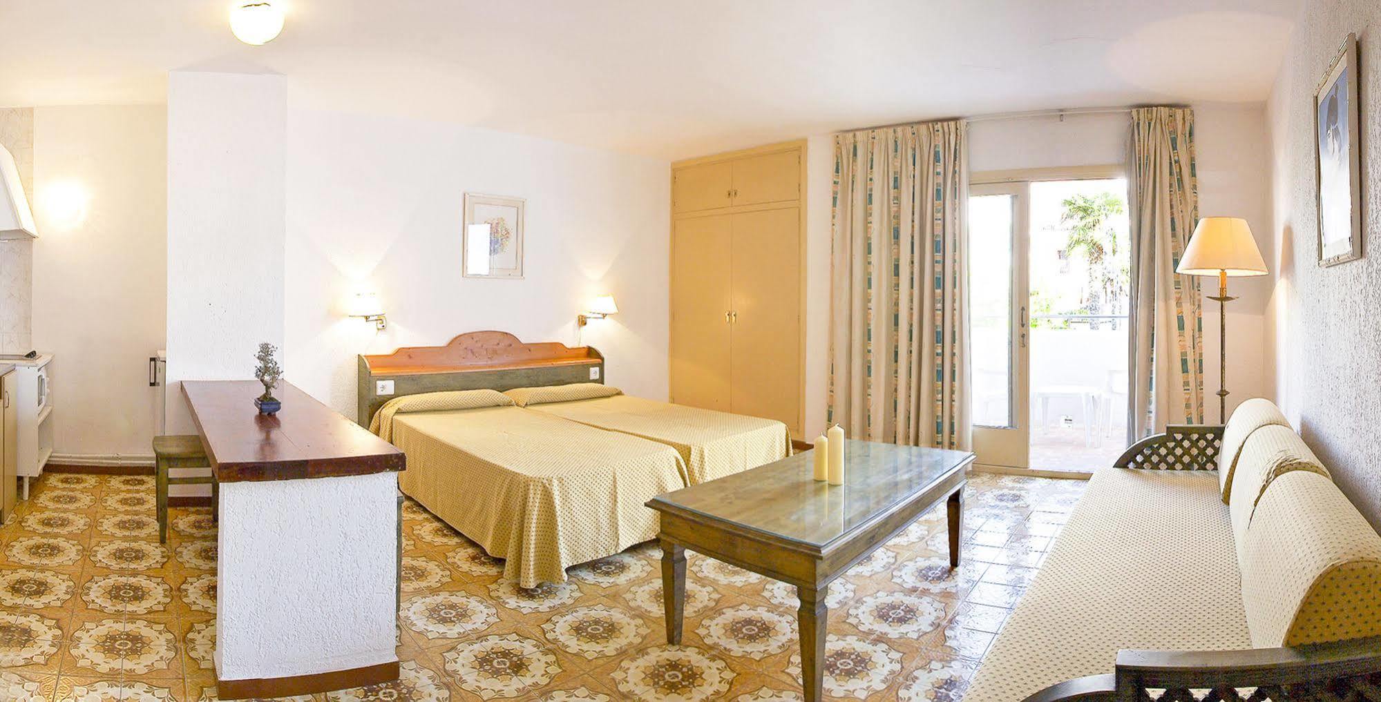 Apartamentos Bon Lloc Santa Eularia des Riu Buitenkant foto