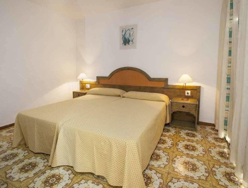 Apartamentos Bon Lloc Santa Eularia des Riu Buitenkant foto
